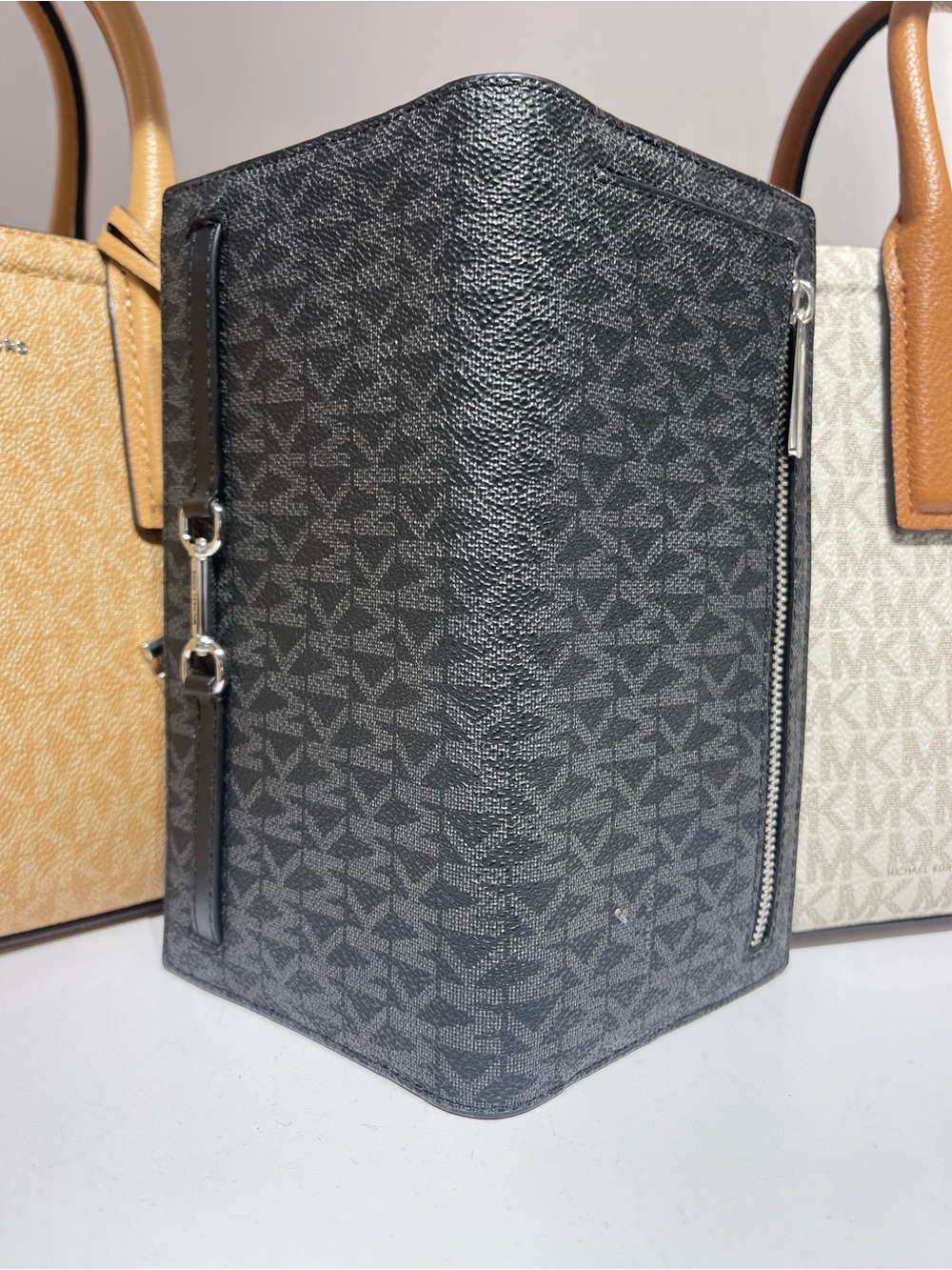 Michael Kors Carson Large Signature Logo Bifold Snap Wallet
Black
NWT - Picture 4 of 16